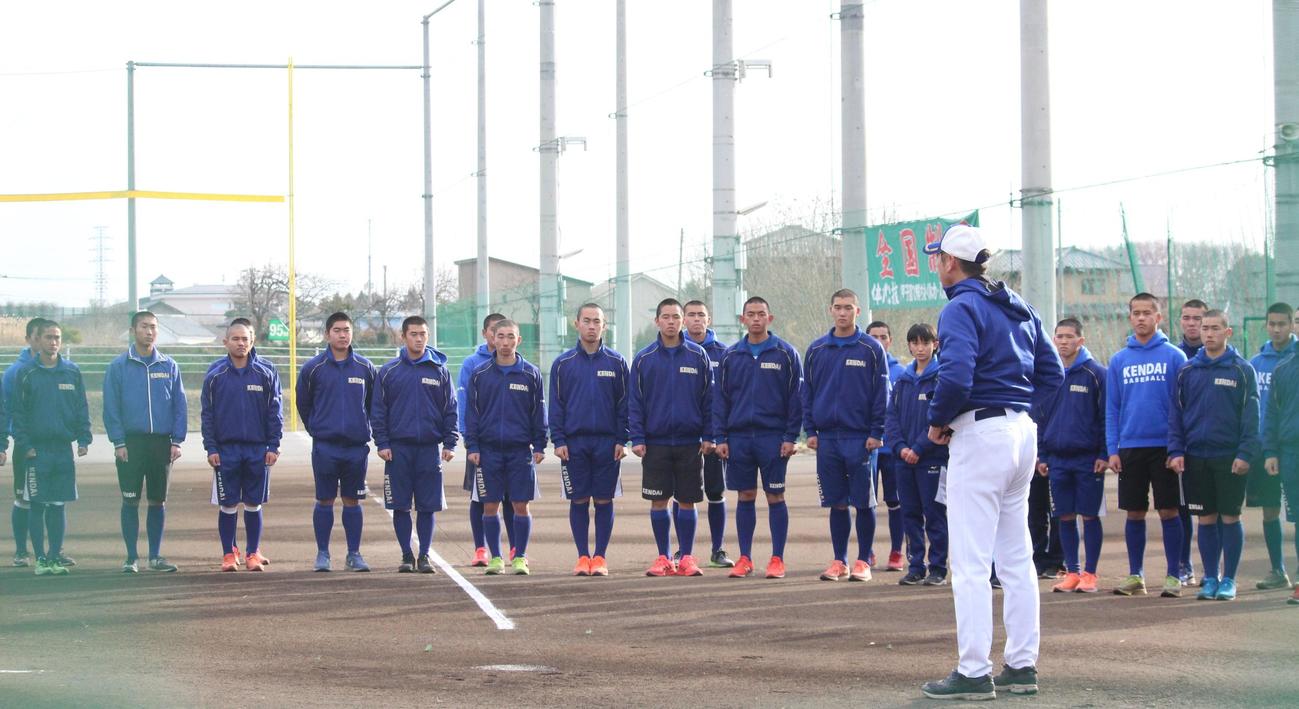 練習始めのミーティングで話す高崎健康福祉大高崎・青柳監督（手前）と真剣に聞く選手たち（撮影・保坂恭子）