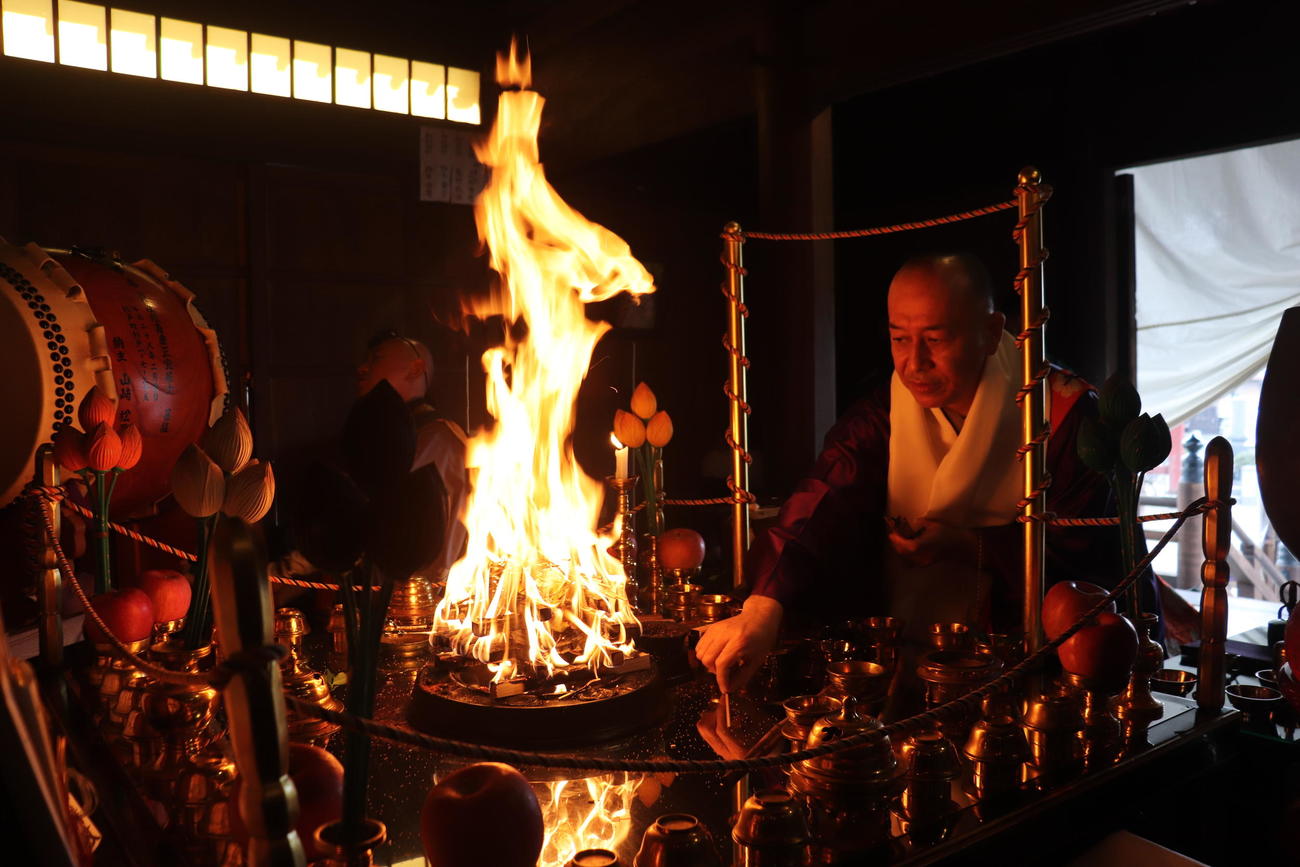 宝性院で行われた昌平の新年の護摩祈願（撮影・古川真弥）