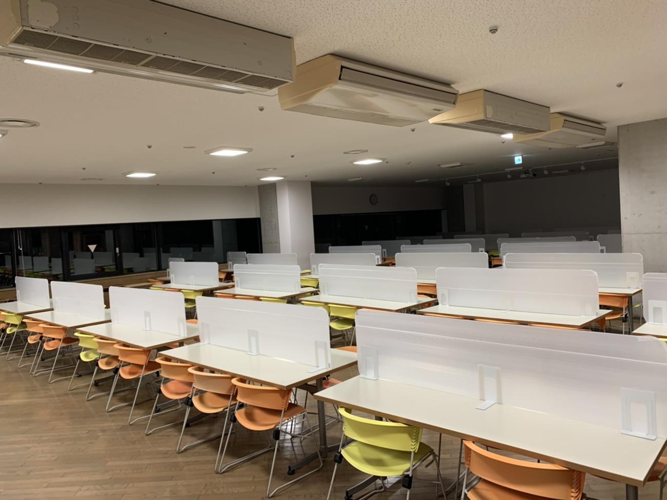 アクリル板で仕切られている東海大菅生の寮の食堂（東海大菅生野球部提供）