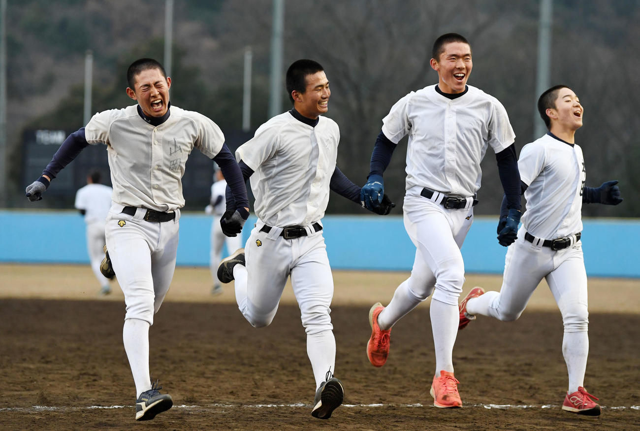 冬合宿最後のダッシュで手をつなぎゴールする日大三ナイン（2020年12月28日撮影）