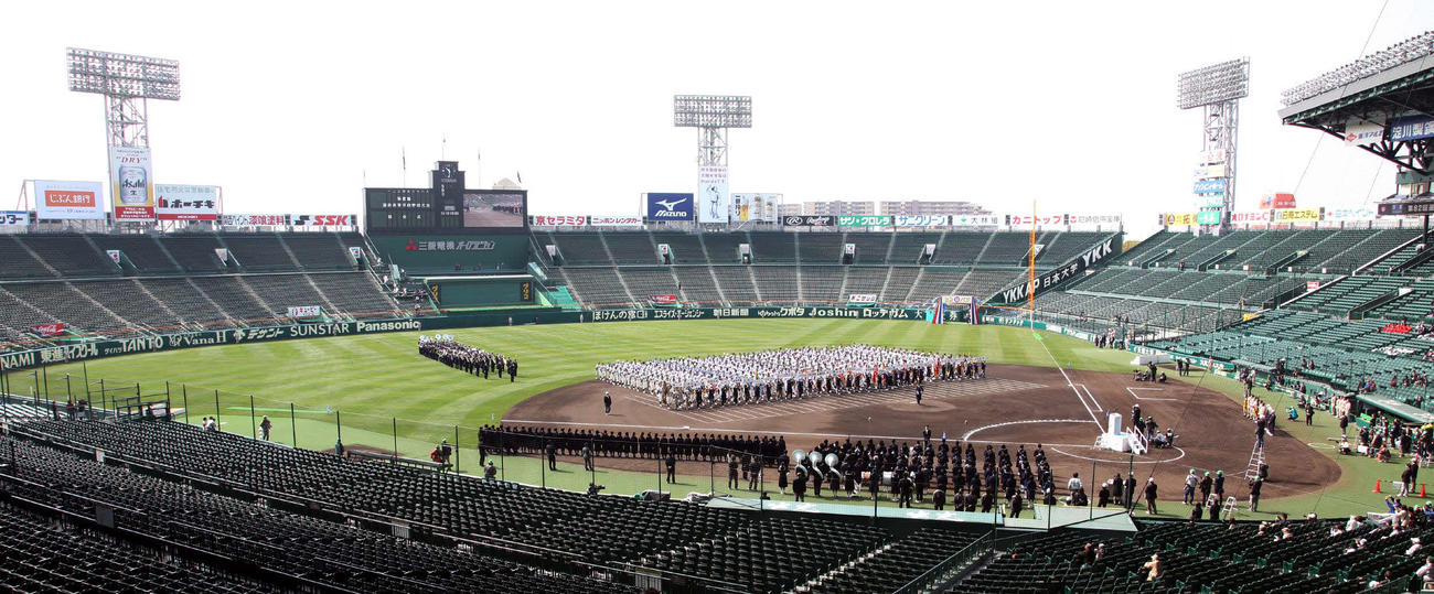 第82回選抜高校野球選手権大会の開会式リハーサルで入場行進する出場校ナインら（2010年3月20日）