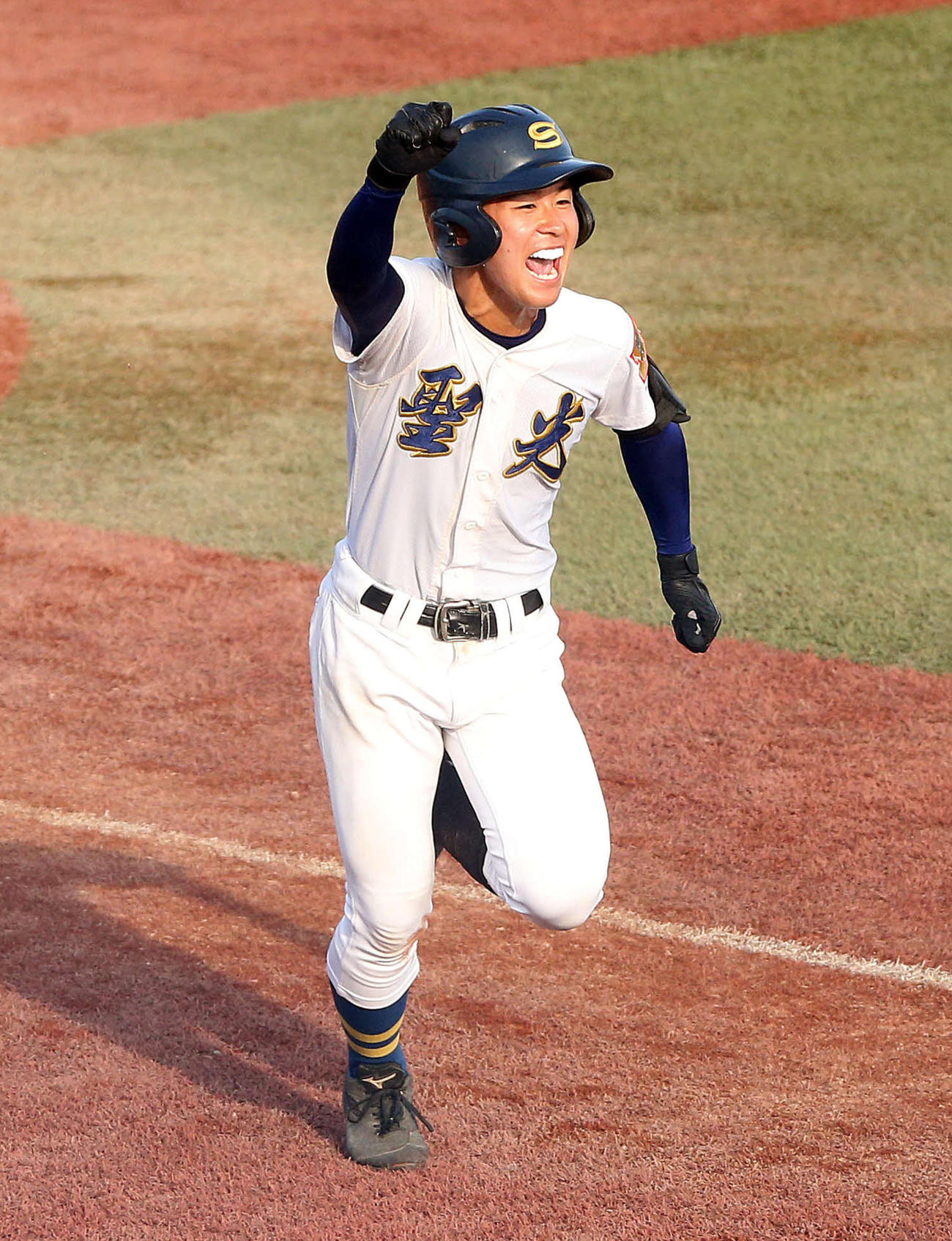 20年8月10日、夏季東北地区高校野球大会準決勝の鶴岡東戦で、9回裏1死満塁から中前にサヨナラ打を放ち喜ぶ聖光学院・内山主将