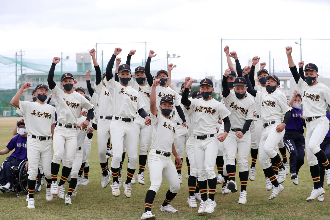 21世紀枠でのセンバツ出場が決まり、喜ぶ具志川商ナイン（撮影・前田充）