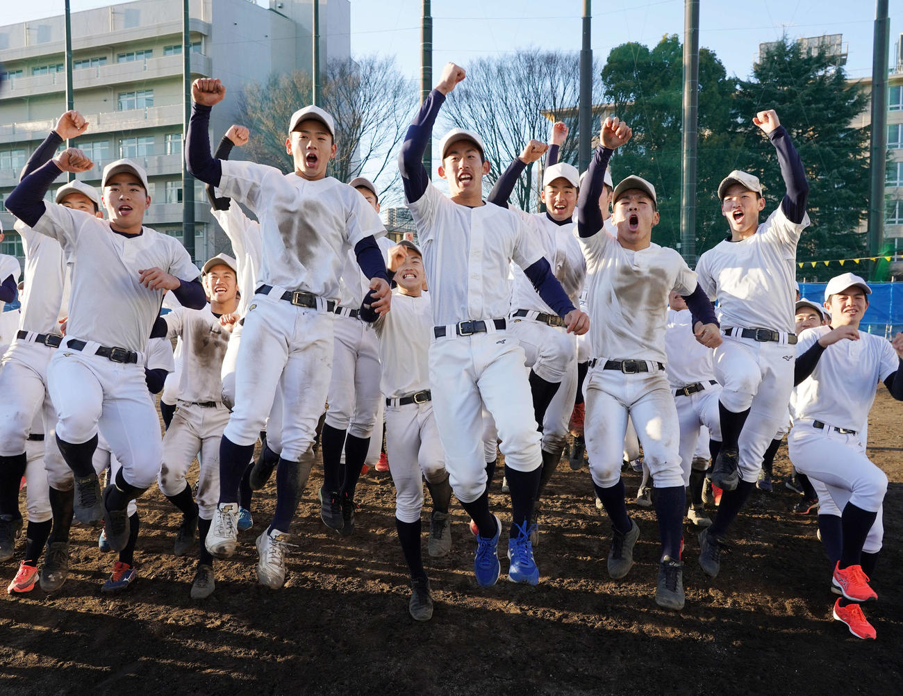 センバツ出場が決定し歓喜する石田（中央）ら東海大相模ナイン。左端は門馬（撮影・江口和貴）