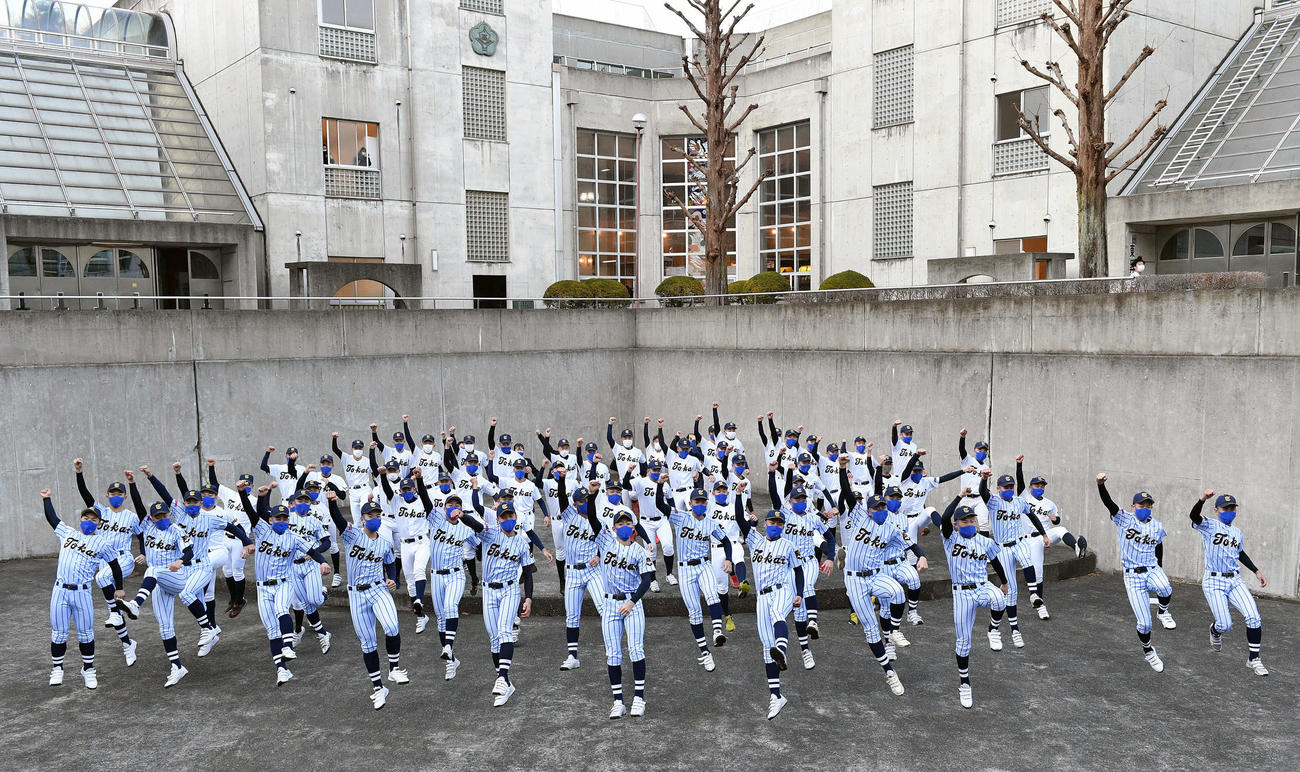 選抜出場が決まりガッツポーズして喜ぶ東海大菅生ナイン（撮影・滝沢徹郎）