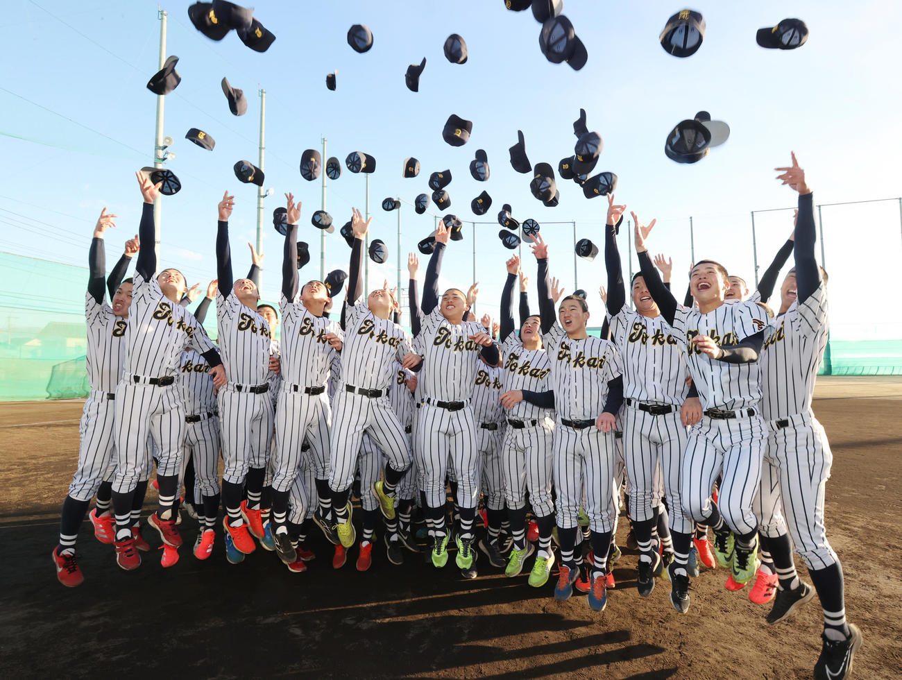 5年ぶり6度目のセンバツ出場を決め喜ぶ東海大甲府の選手たち（撮影・野上伸悟）