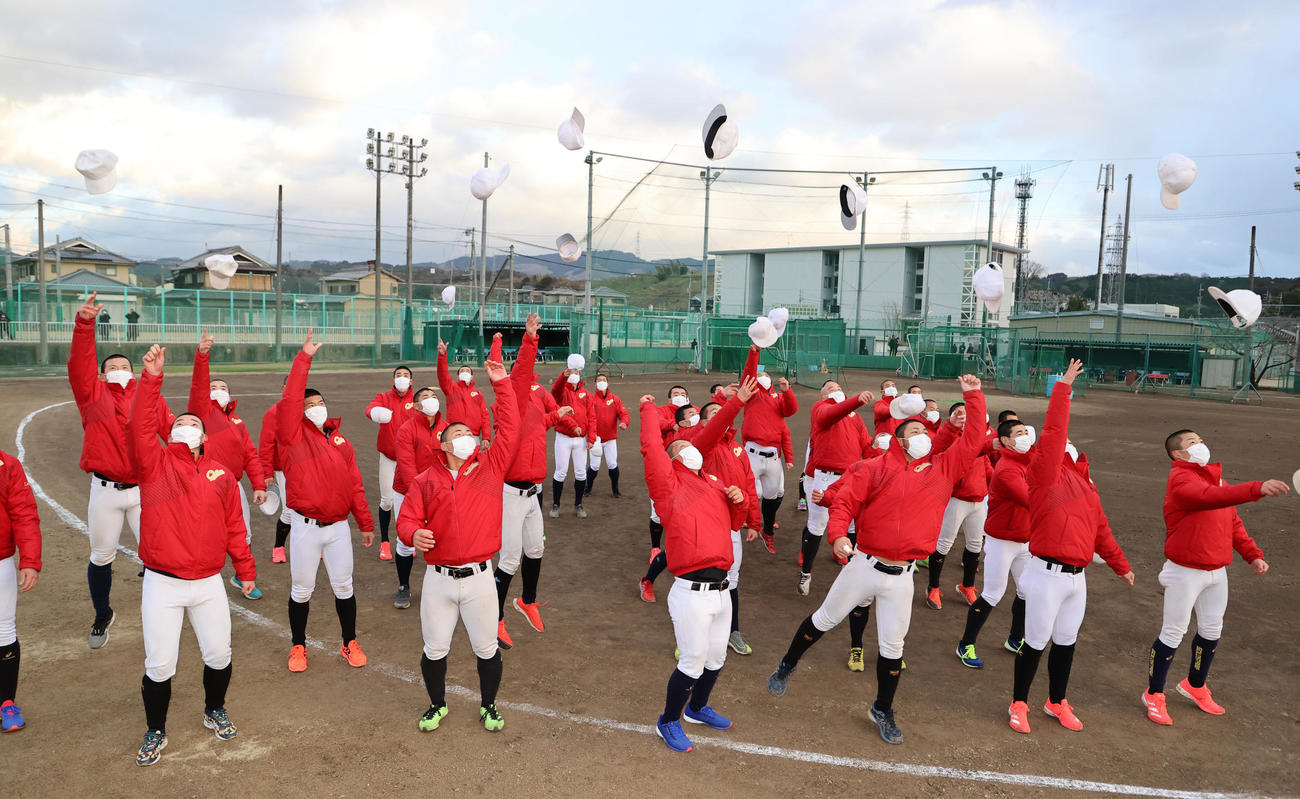 選抜出場が決定し帽子を飛ばして喜ぶ智弁学園ナイン（撮影・清水貴仁）