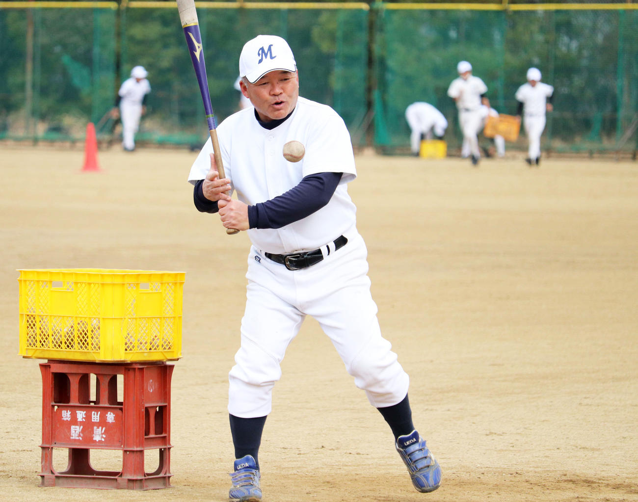ノックをする武庫荘総合・植田監督（撮影・望月千草）