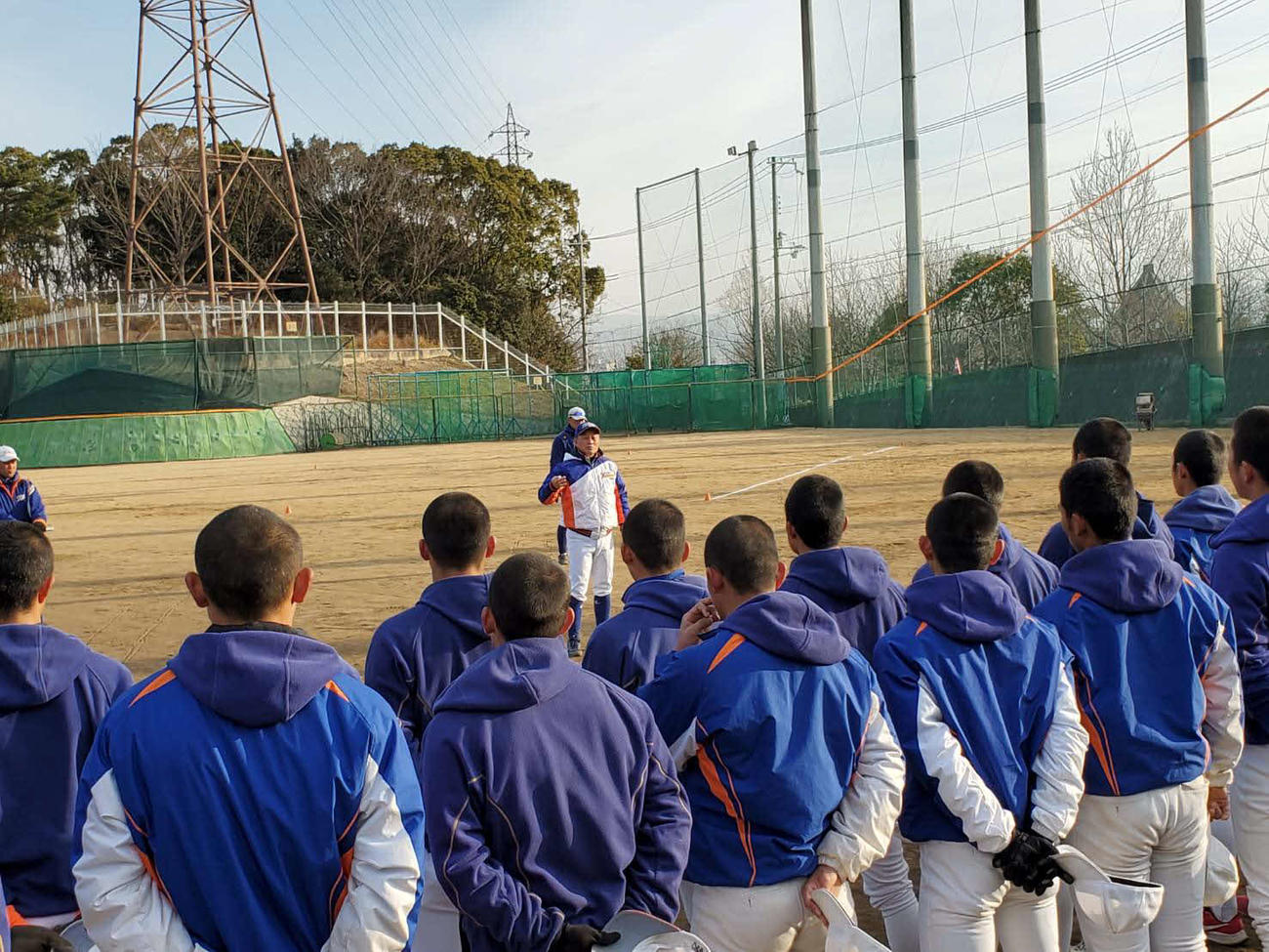 阪神・淡路大震災から26年たち、神戸国際大付の青木尚龍監督は練習前のミーティングで選手に当時の話をして日常の尊さを説いた