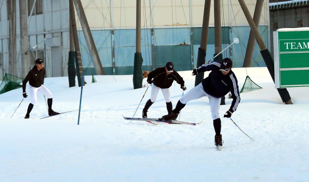 スキー板を履いてトレーニングする北海野球部の選手たち（撮影・永野高輔）