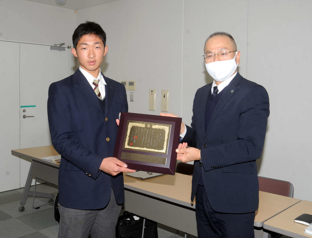静岡県高野連の野部会長（右）から表彰を受けた聖隷クリストファーの山口