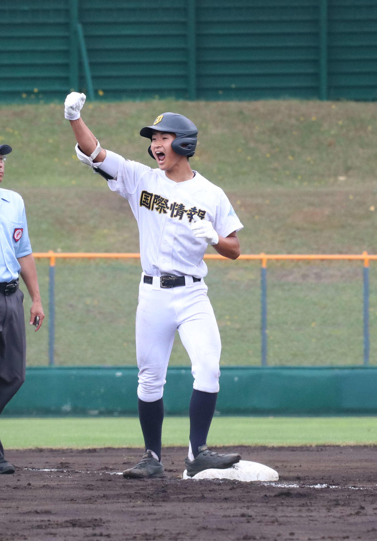 20年8月、夏季高校野球南北海道大会　札幌国際情報対札幌日大　札幌国際情報・高橋瑠斗は右越え適時三塁打を放ちガッツポーズ