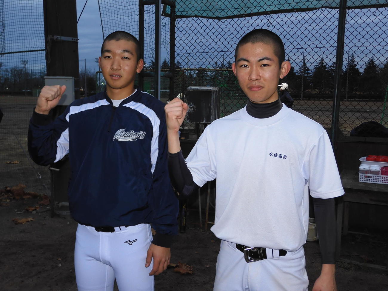 ガッツポーズする水橋の左から中川、長田