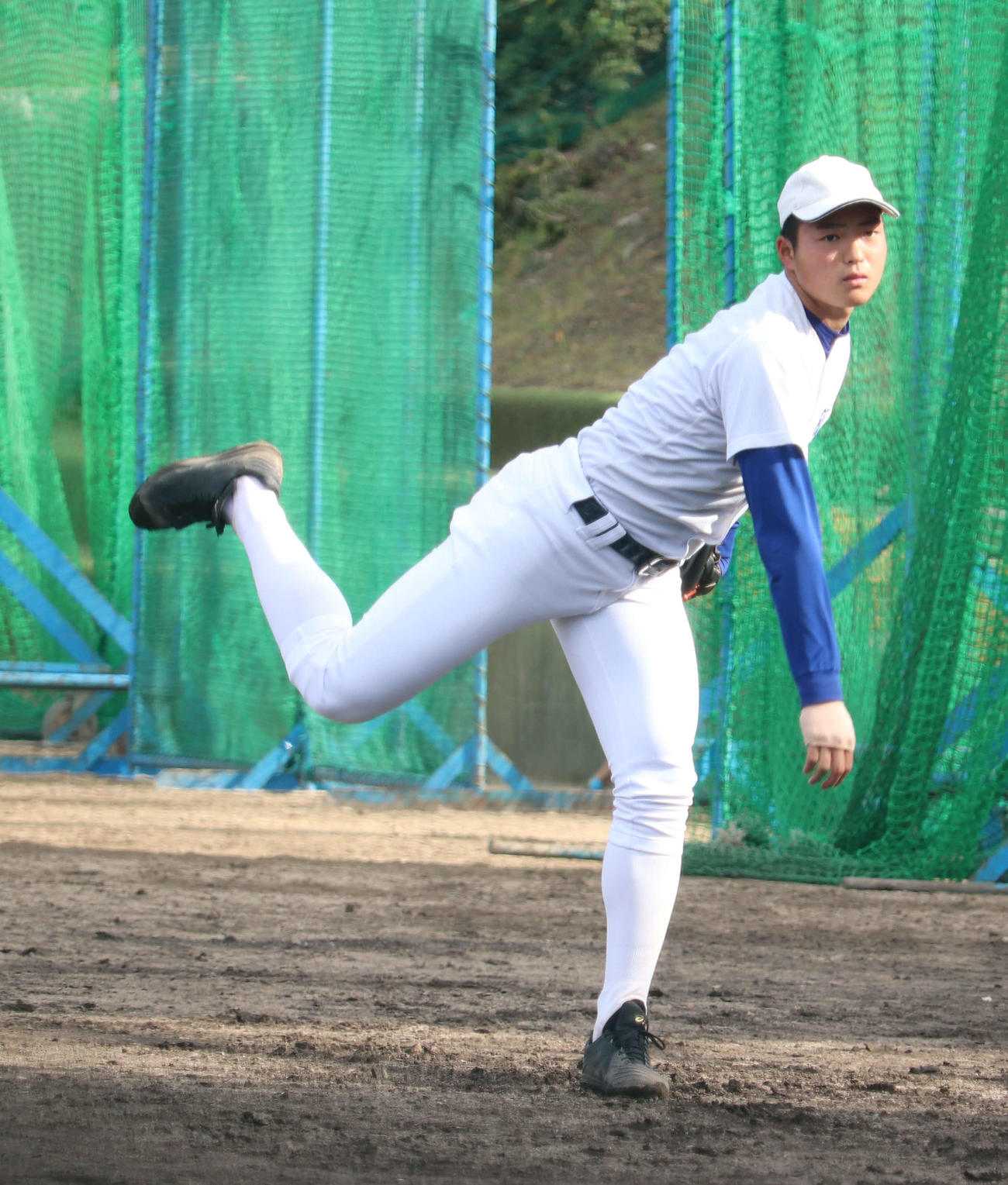 キャッチボールを行う神戸国際大付・阪上翔也（撮影・望月千草）