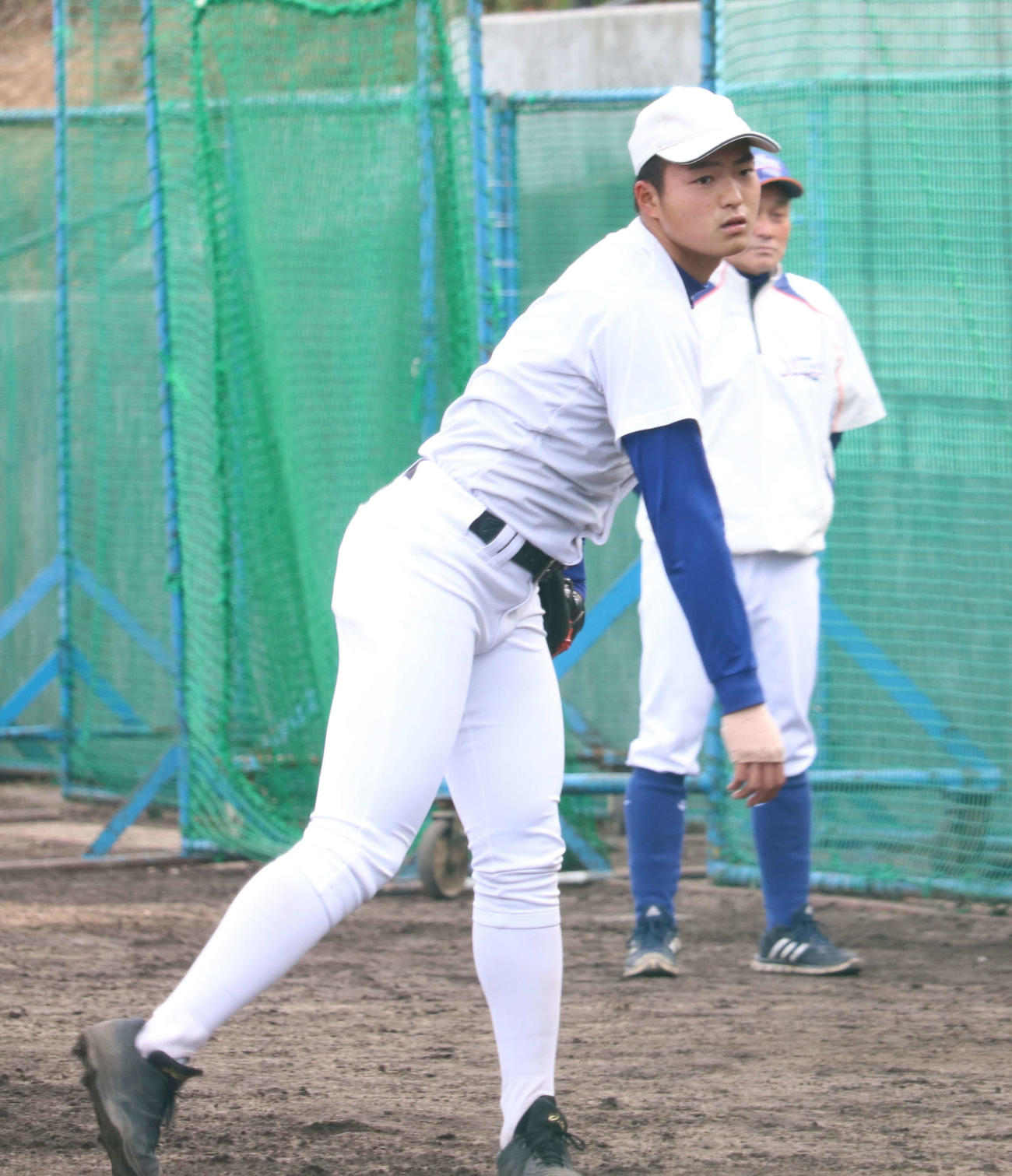 キャッチボールを行う神戸国際大付・阪上と練習を見守る青木監督（撮影・望月千草）