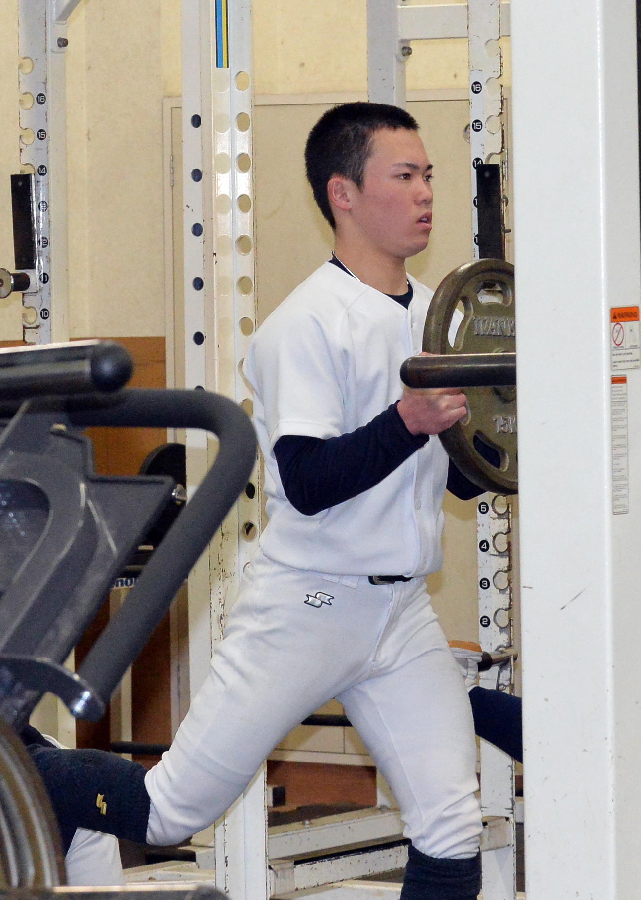 ウエートトレーニングで汗を流す八戸西・宮崎（撮影・佐藤究）