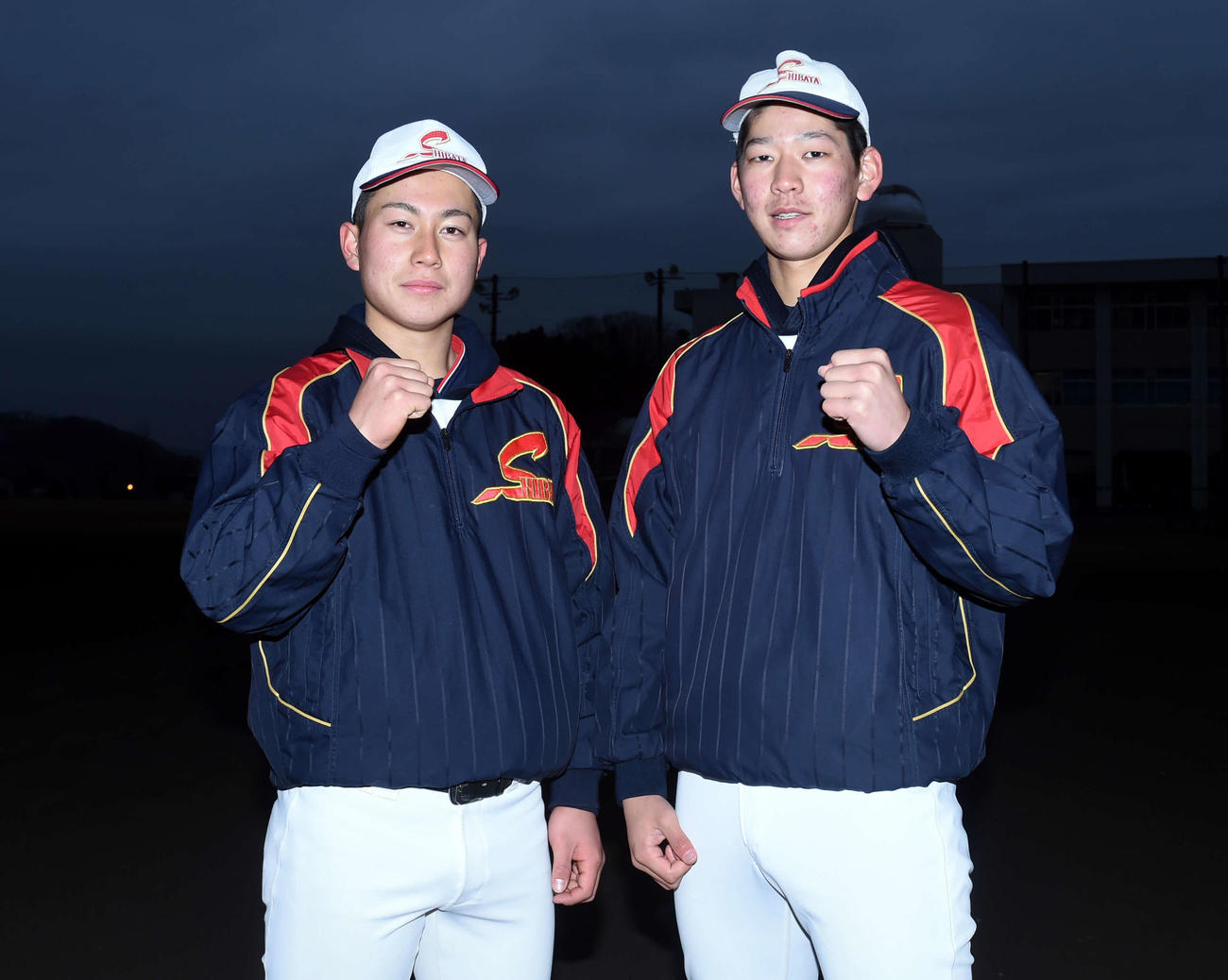 センバツ出場を心待ちにする柴田バッテリーの舟山（左）と谷木（撮影・相沢孔志）