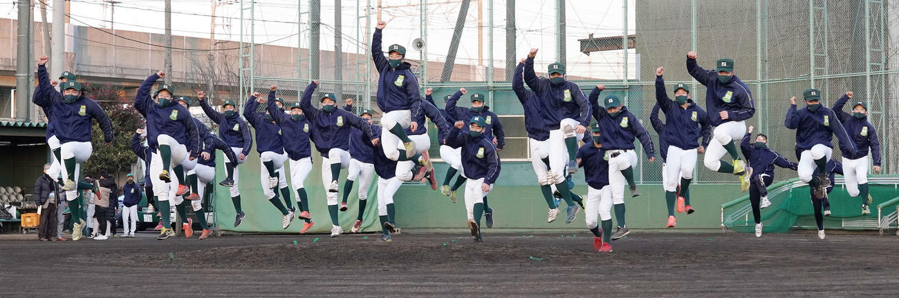 センバツ出場を決め喜ぶ専大松戸ナイン（撮影・鈴木みどり）