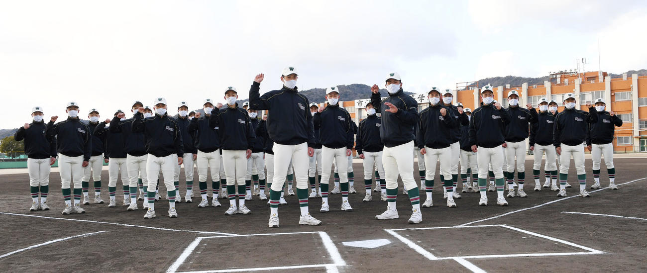 選抜出場が決まり喜ぶ市和歌山ナイン。前列左は小園、右は松川主将（撮影・前岡正明）