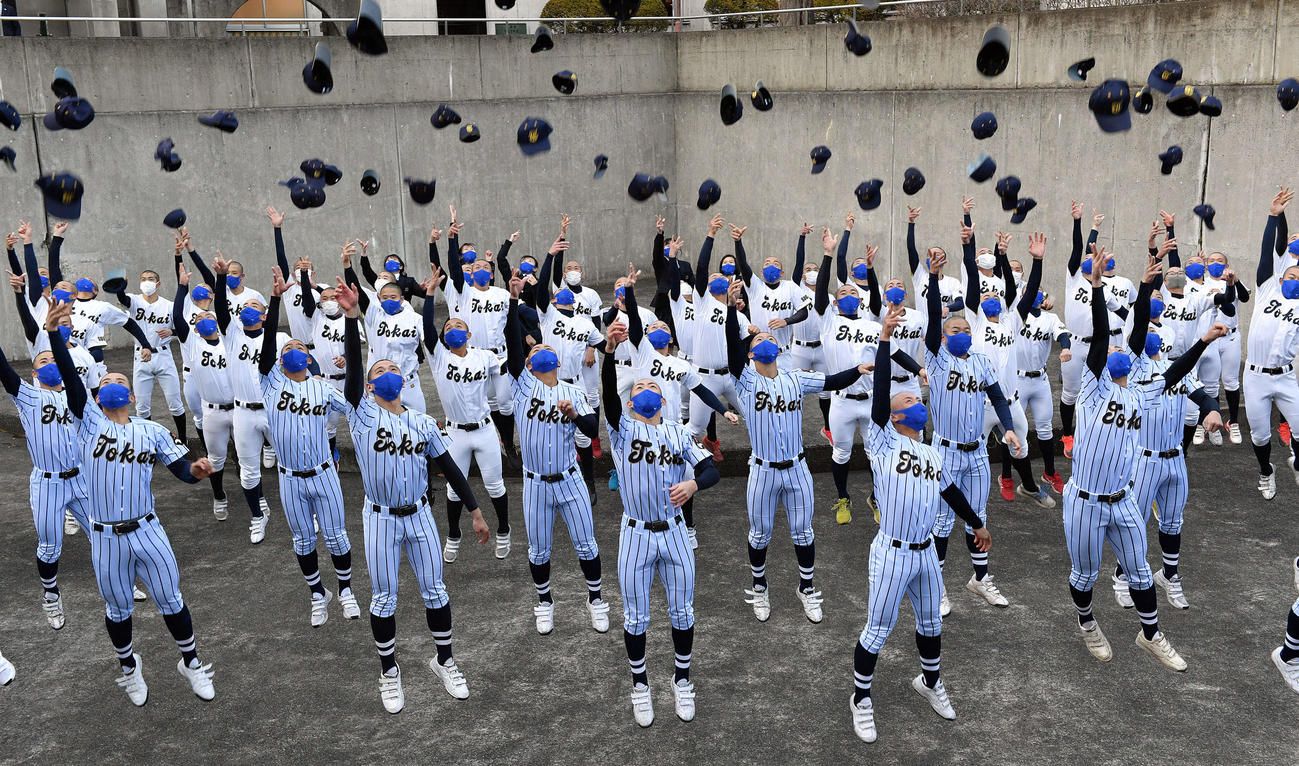 選抜出場が決まった東海大菅生ナインは帽子を投げて祝う（撮影・滝沢徹郎）
