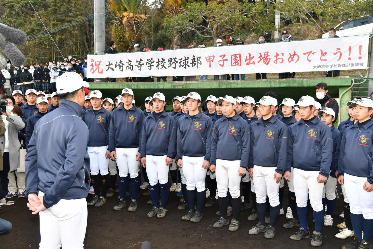 センバツ初出場を決め、清水央彦監督（手前左）から声をかけられる大崎ナイン（撮影・岩下翔太）