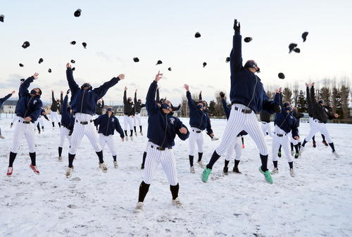 帽子を投げてセンバツ出場を喜ぶ八戸西の選手たち（撮影・佐藤究）