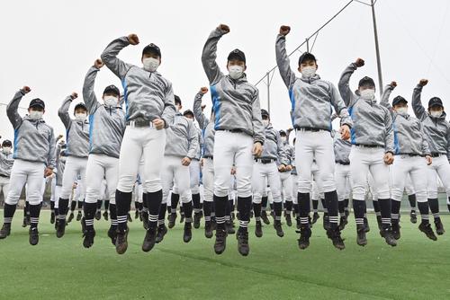 出場が決まり、喜ぶ中京大中京の選手たち（代表撮影）