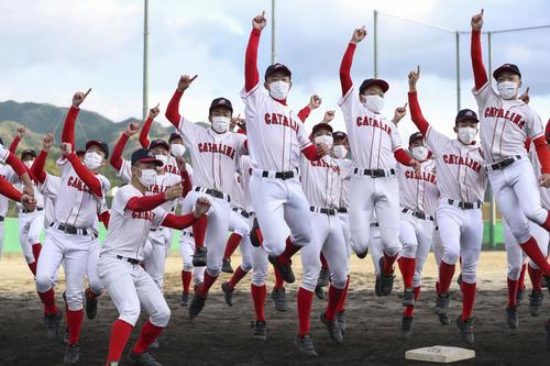 出場が決まり、喜ぶ聖カタリナ学園の選手たち（共同）