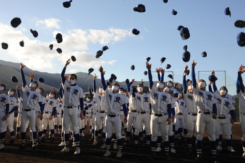 3年連続のセンバツ出場が決まった明豊ナインが帽子を投げて喜びを表した（撮影・浦田由紀夫）