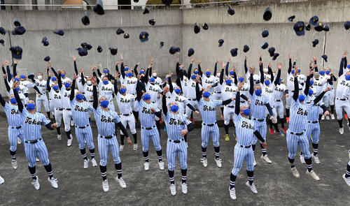 選抜出場が決まった東海大菅生ナインは帽子を投げて祝う（撮影・滝沢徹郎）