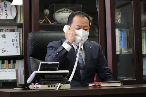 センバツ出場決定の電話を受ける大阪桐蔭・今田校長