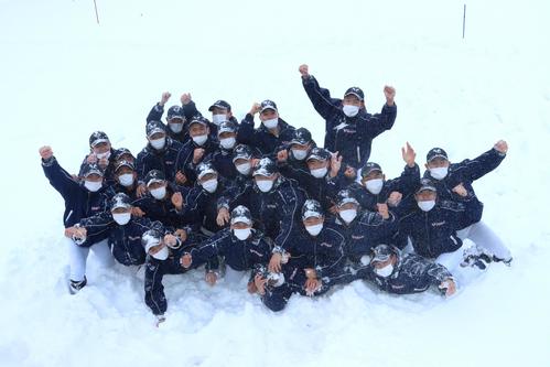 白銀のグラウンドで喜びを爆発させる北海ナイン（撮影・奥村晶治）