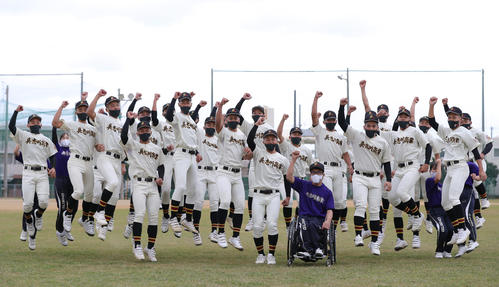 21世紀枠でのセンバツ出場が決まり、喜ぶ具志川商ナイン（撮影・前田充）