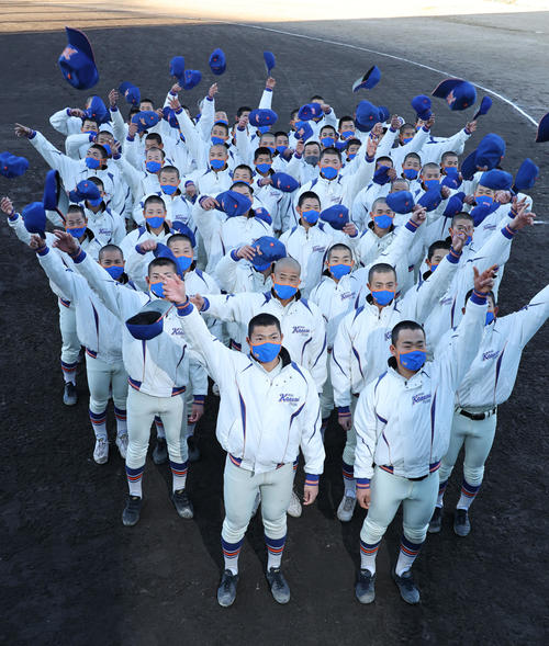 帽子を投げて喜ぶエース阪上（前列左）西川主将（同右）ら神戸国際大付ナイン
（撮影・渦原淳）