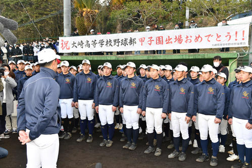 センバツ初出場を決め、清水央彦監督（手前左）から声をかけられる大崎ナイン（撮影・岩下翔太）