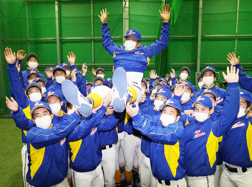 センバツ出場が決まり、胴上げされる県岐阜商・高木主将（撮影・森本幸一）