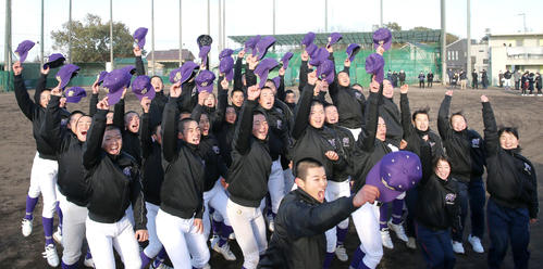 21世紀枠で春夏通じて初の甲子園出場が決まり歓喜する東播磨ナイン（撮影・上山淳一）