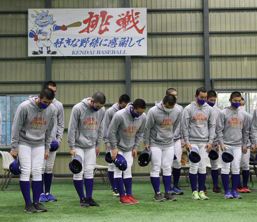 センバツ出場決定の一報を聞く高崎健康福祉大高崎ナイン（撮影・河野匠）