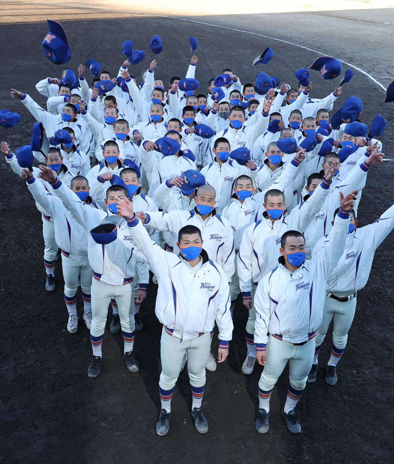 帽子を投げて喜ぶエース阪上（前列左）西川主将（同右）ら神戸国際大付ナイン
（撮影・渦原淳）