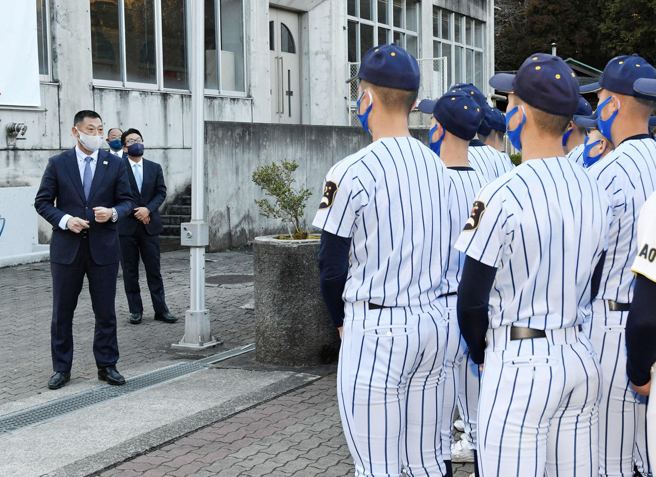 選抜出場が決まりナインに訓示する東海大菅生・若林監督（左手前）（撮影・滝沢徹郎）