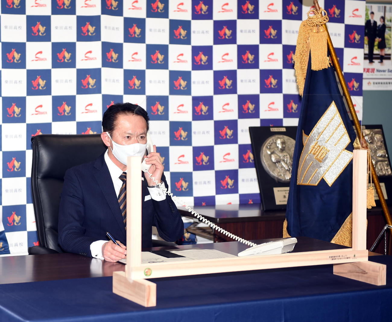 センバツ出場決定の電話を受ける柴田・土生校長（撮影・山田愛斗）