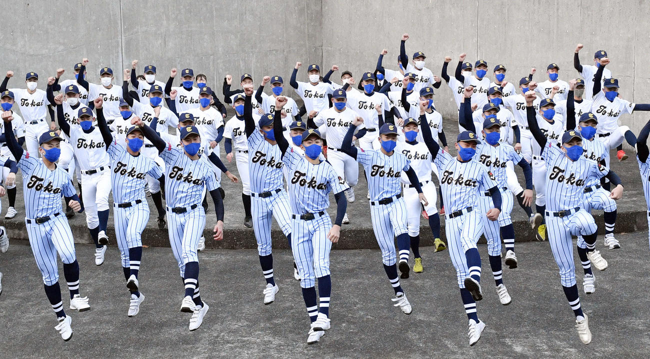 選抜出場が決まりガッツポーズして喜ぶ東海大菅生ナイン（撮影・滝沢徹郎）