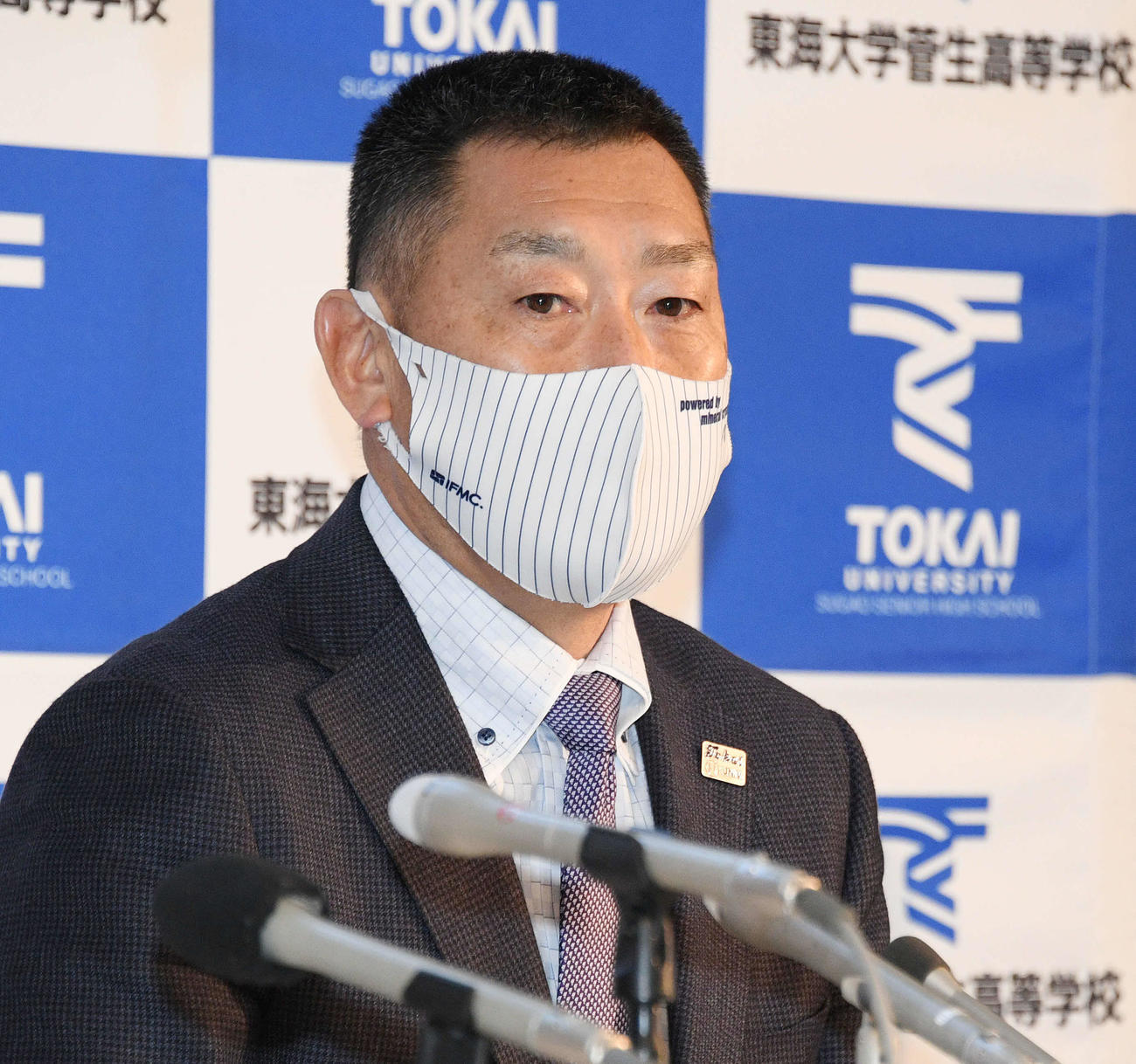 選抜出場が決まり会見する東海大菅生・若林監督（撮影・滝沢徹郎）