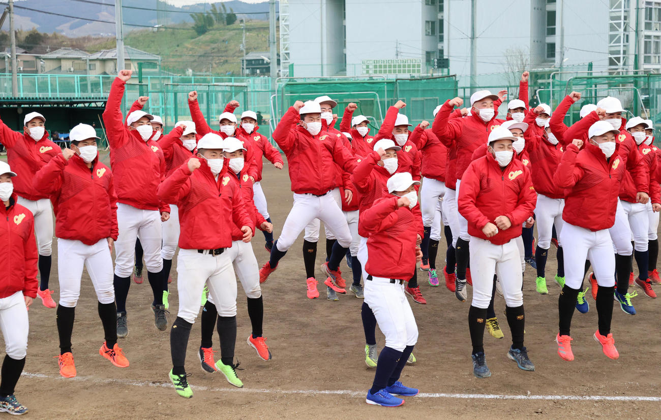センバツ出場が決定し、喜ぶ智弁学園ナイン（撮影・清水貴仁）