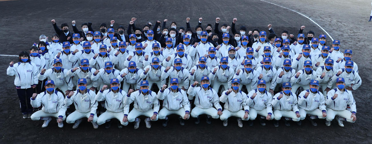 3年生も加わりガッツポーズで喜びを亜rわす神戸国際大付ナイン（撮影・渦原淳）