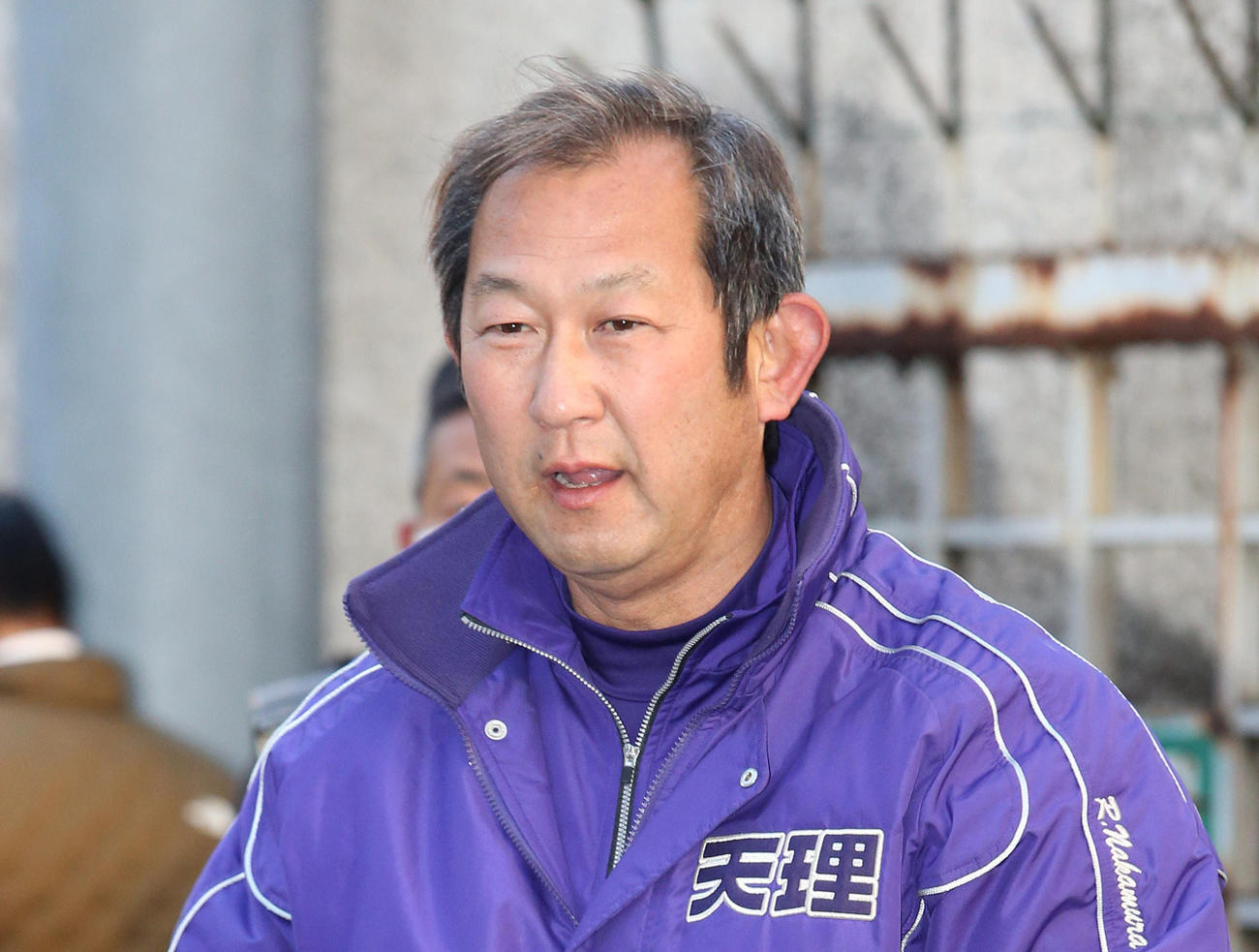 春のセンバツ出場が決定して、全体ミーティングでナインに話す天理・中村良二監督（撮影・白石智彦）