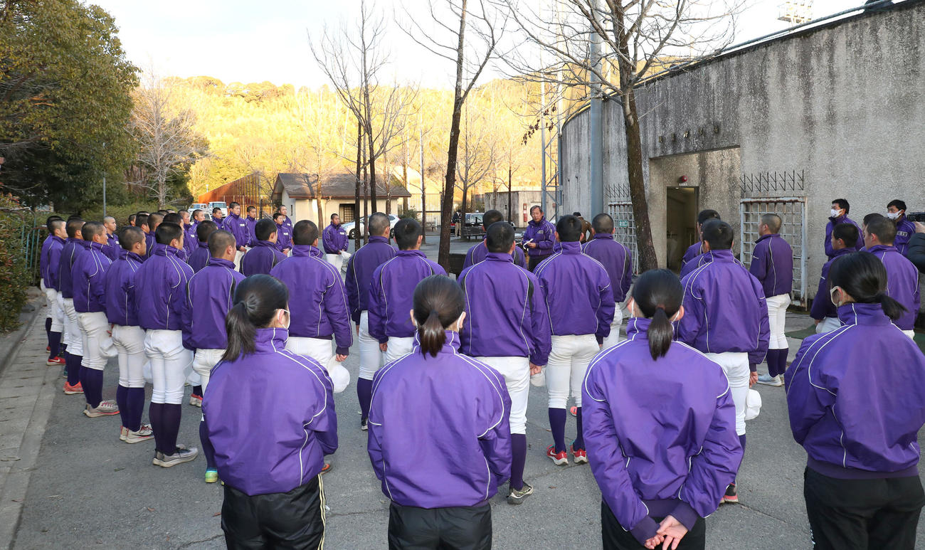 春のセンバツ出場が決定して、全体ミーティングでナインに話す天理・中村良二監督（奥）（撮影・白石智彦）