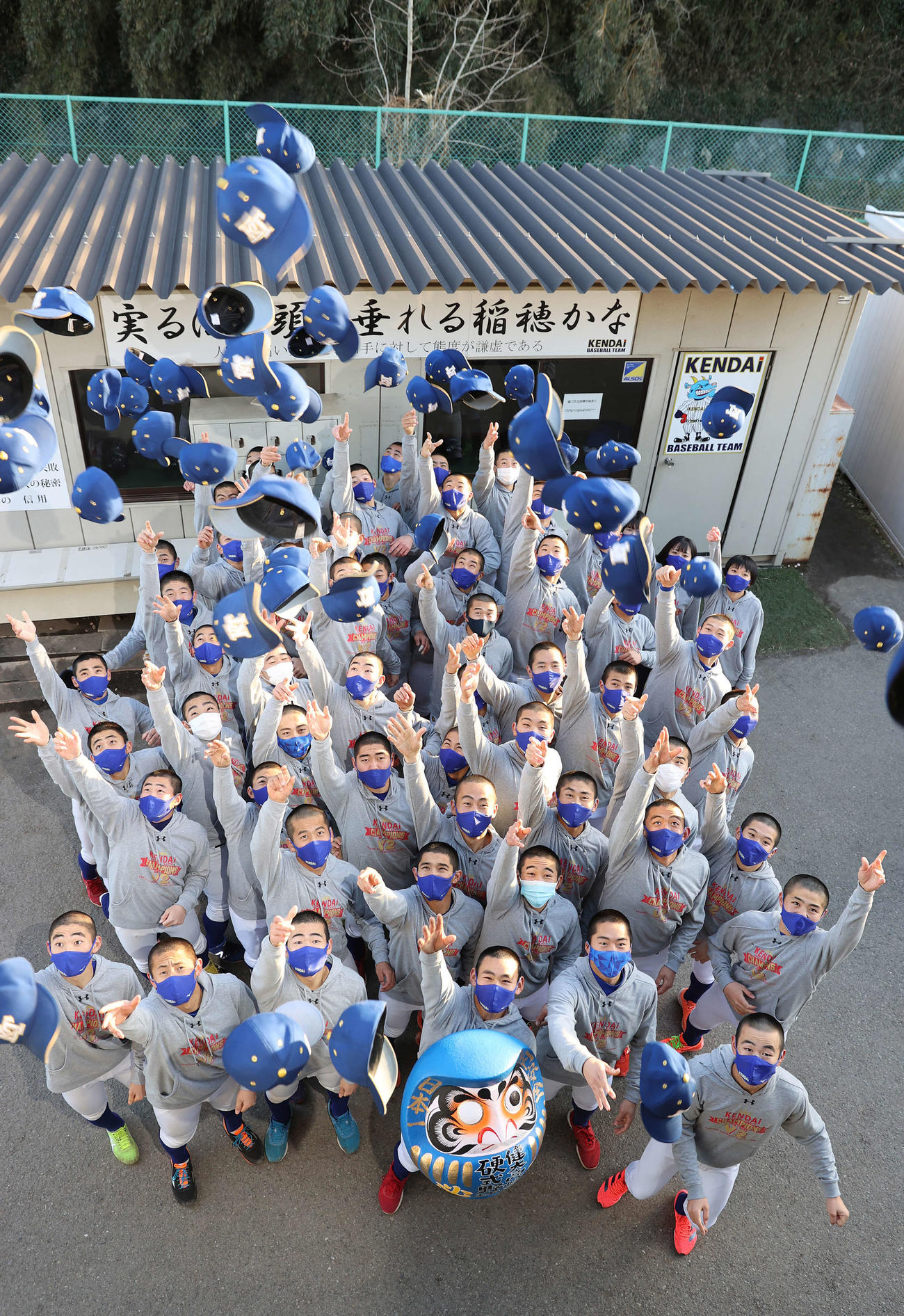 センバツ出場を決め帽子を投げ上げて喜ぶ高崎健康福祉大高崎ナイン。手前中央が小沢主将（撮影・河野匠）