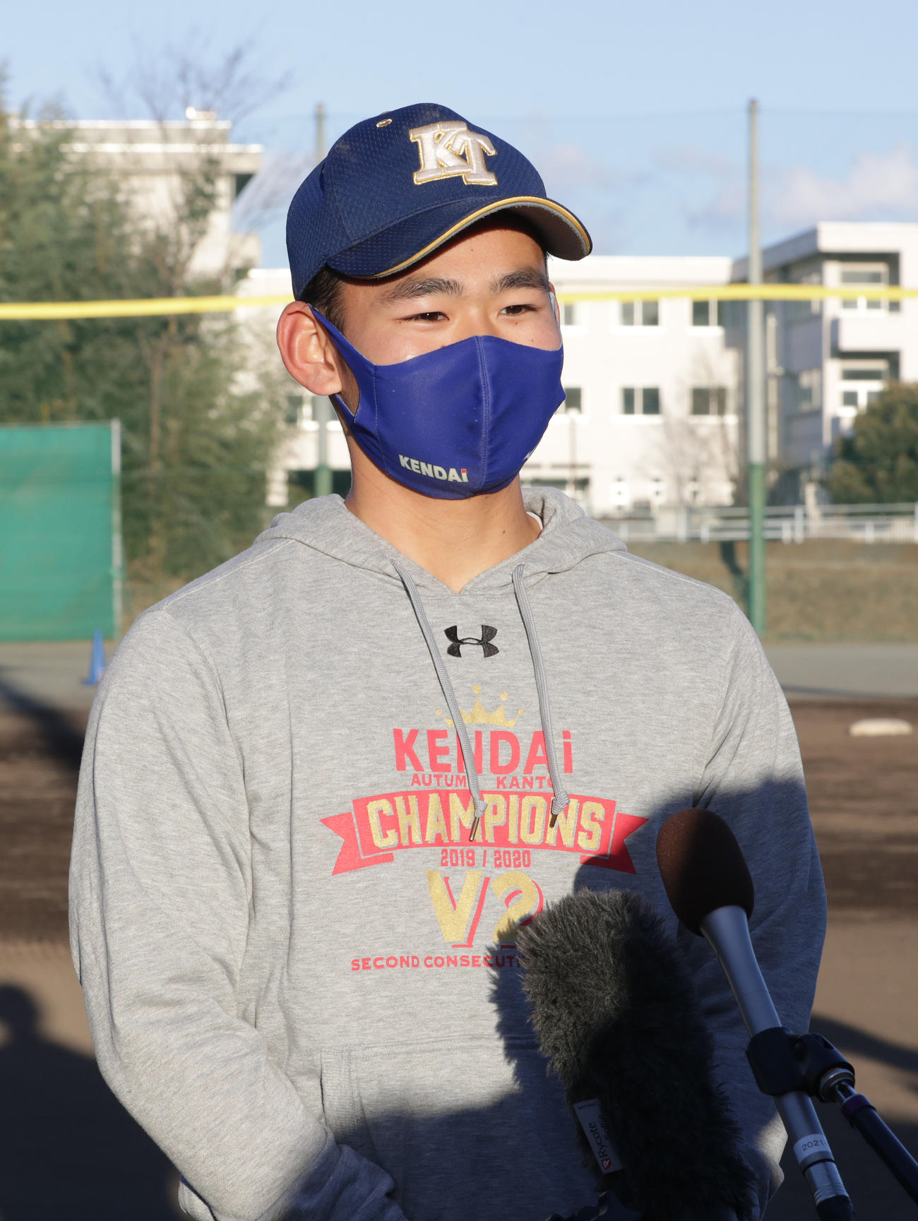 センバツ出場を決め取材に応じる高崎健康福祉大高崎・小沢主将（撮影・河野匠）