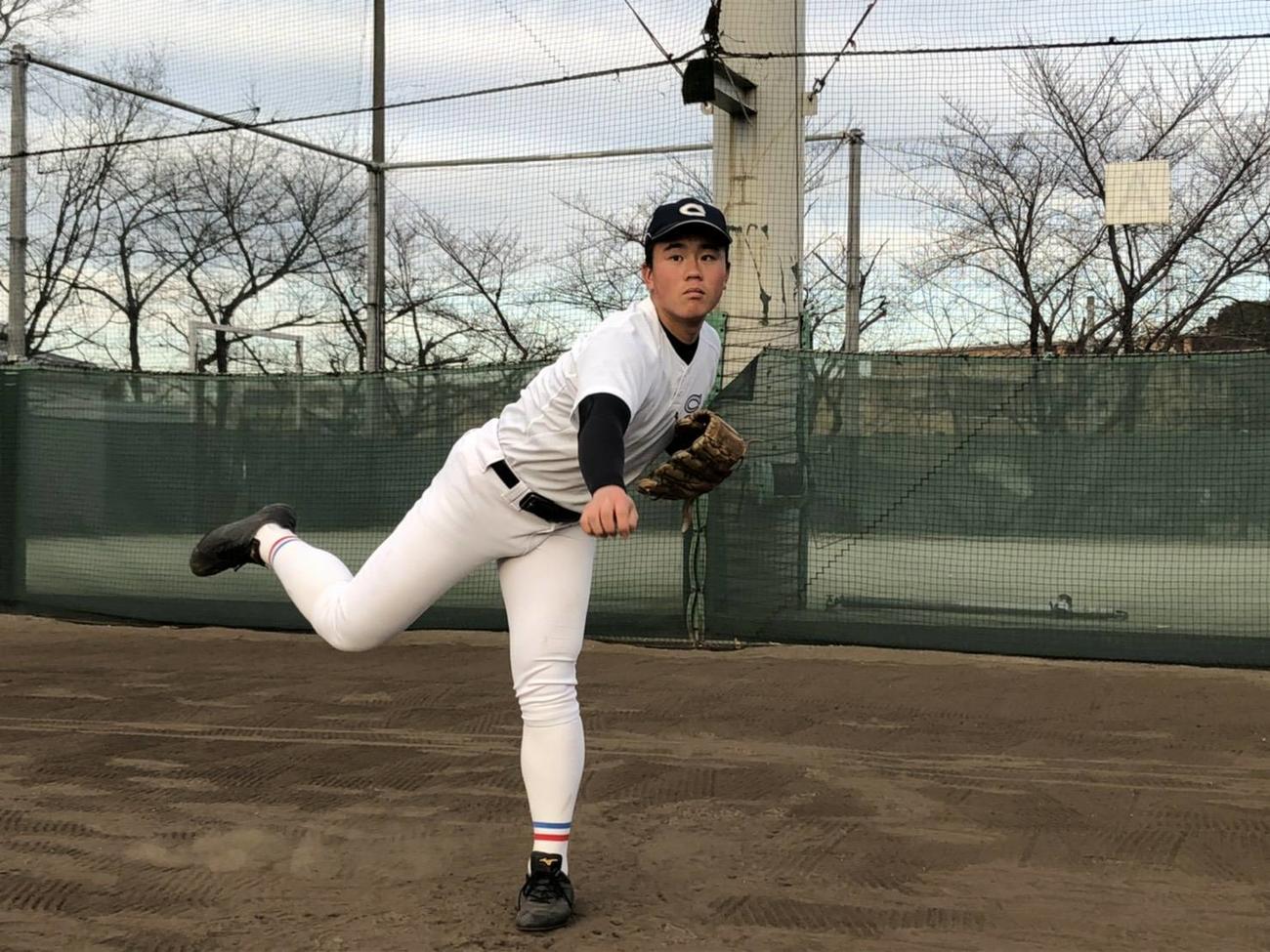 力強くキャッチボールを行う中京大中京のエース畔柳亨丞（チーム提供）